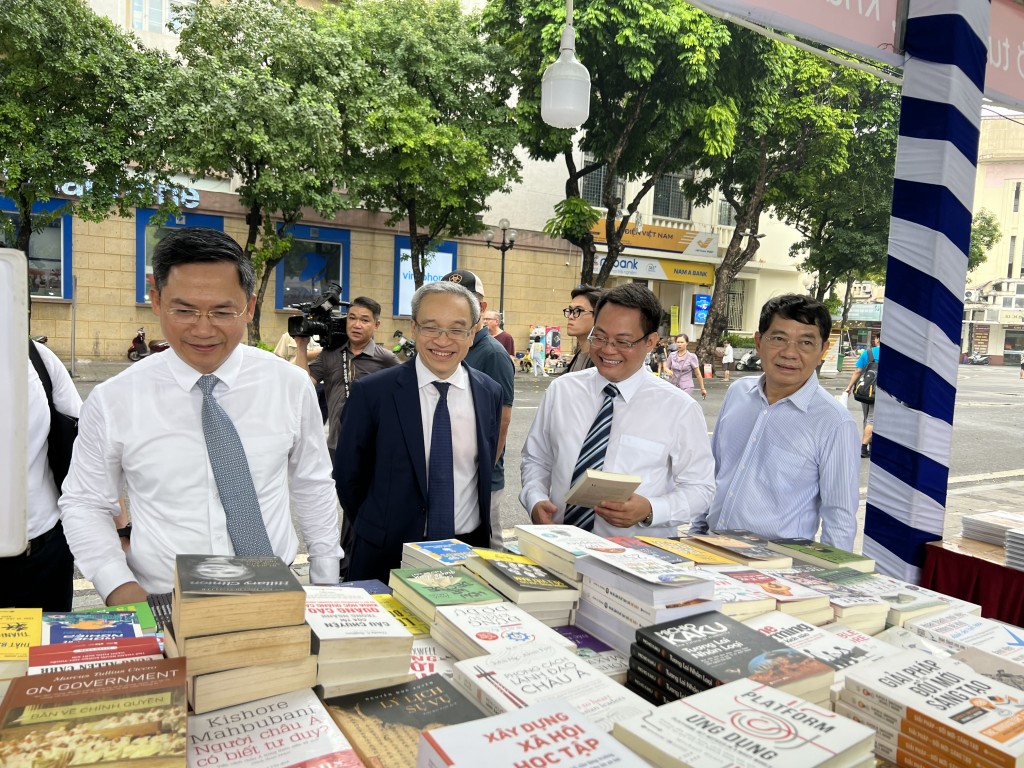 Hội sách thu hút đông đảo người yêu sách đến mua sắm, thưởng thức không khí vui tươi, tưng bừng