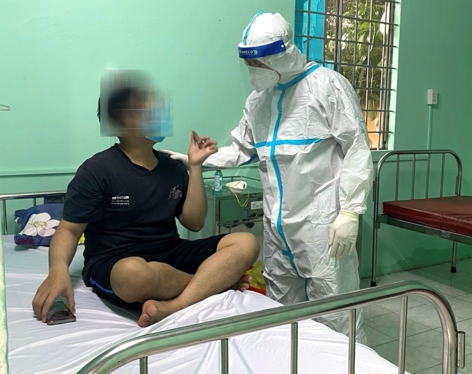 Bác sĩ kiểm tra sức khỏe bệnh nhân mắc đậu mùa khỉ thứ 2 tại TP Thuận An. Ảnh: Hoàng Linh