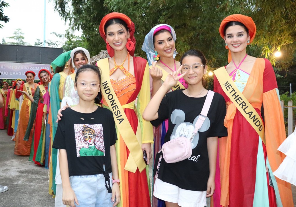 Đoàn Hoa hậu Hòa bình quốc tế tham quan Khu di tích quốc gia đặc biệt chùa Thầy