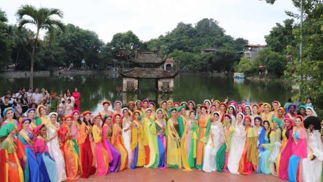 Đoàn Hoa hậu Hòa bình quốc tế tham quan Khu di tích quốc gia đặc biệt chùa Thầy