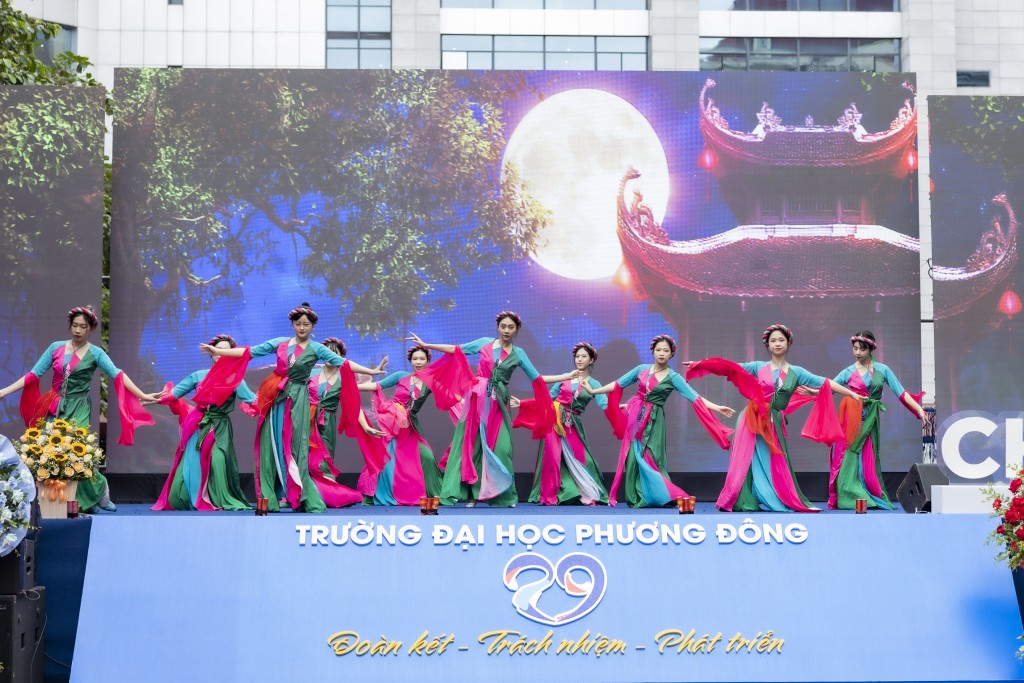 Đại học Phương Đông đón hơn 2400 tân sinh viên