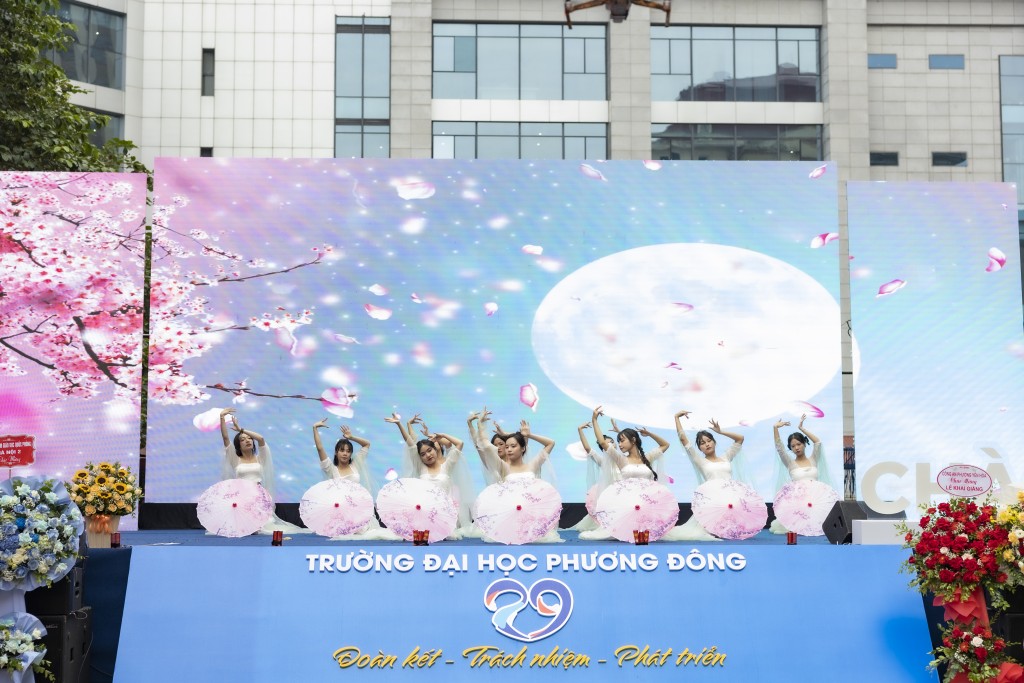 Thầy và trò trường Đại học Phương Đông rạng ngời ngày khai giảng