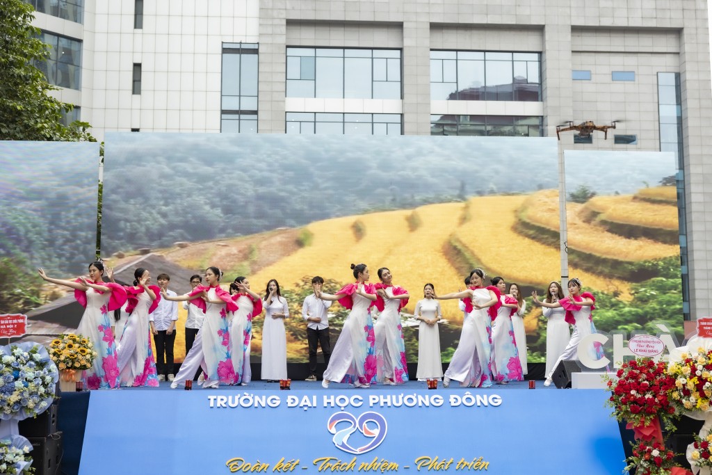 Thầy và trò trường Đại học Phương Đông rạng ngời ngày khai giảng