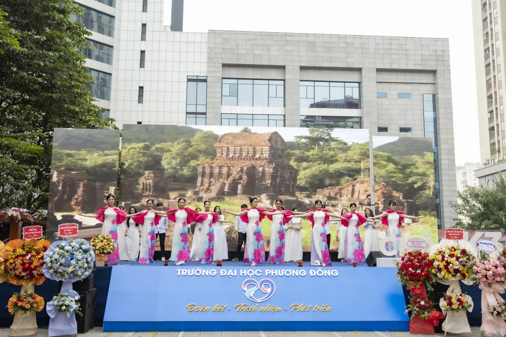 Thầy và trò trường Đại học Phương Đông rạng ngời ngày khai giảng