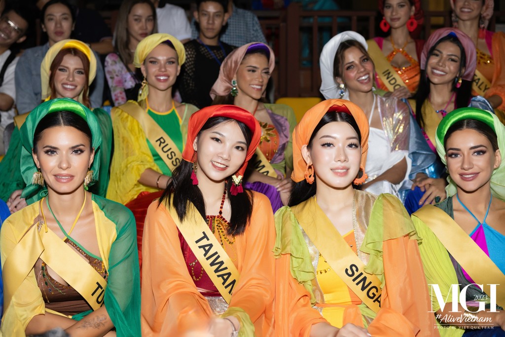 Gần 70 thí sinh Miss Grand International 2023 đồng loạt diện áo tứ thân