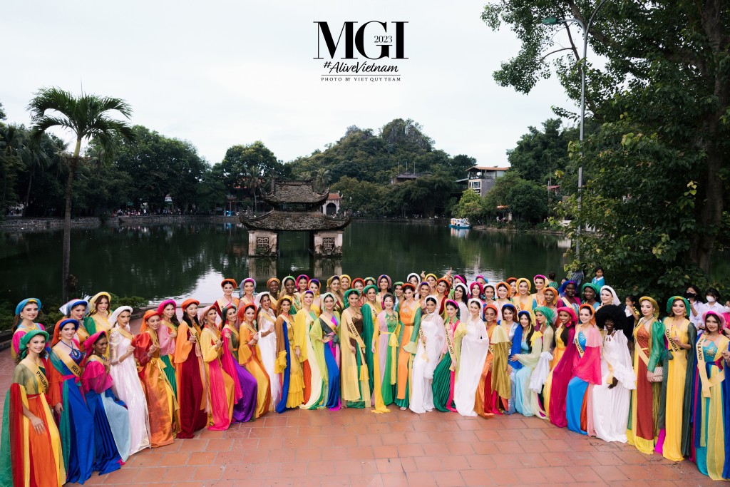 Gần 70 thí sinh Miss Grand International 2023 đồng loạt diện áo tứ thân