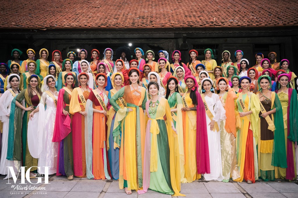 Gần 70 thí sinh Miss Grand International 2023 đồng loạt diện áo tứ thân