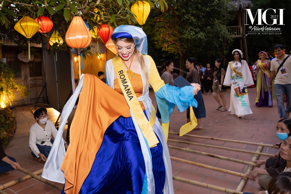 Gần 70 thí sinh Miss Grand International 2023 đồng loạt diện áo tứ thân