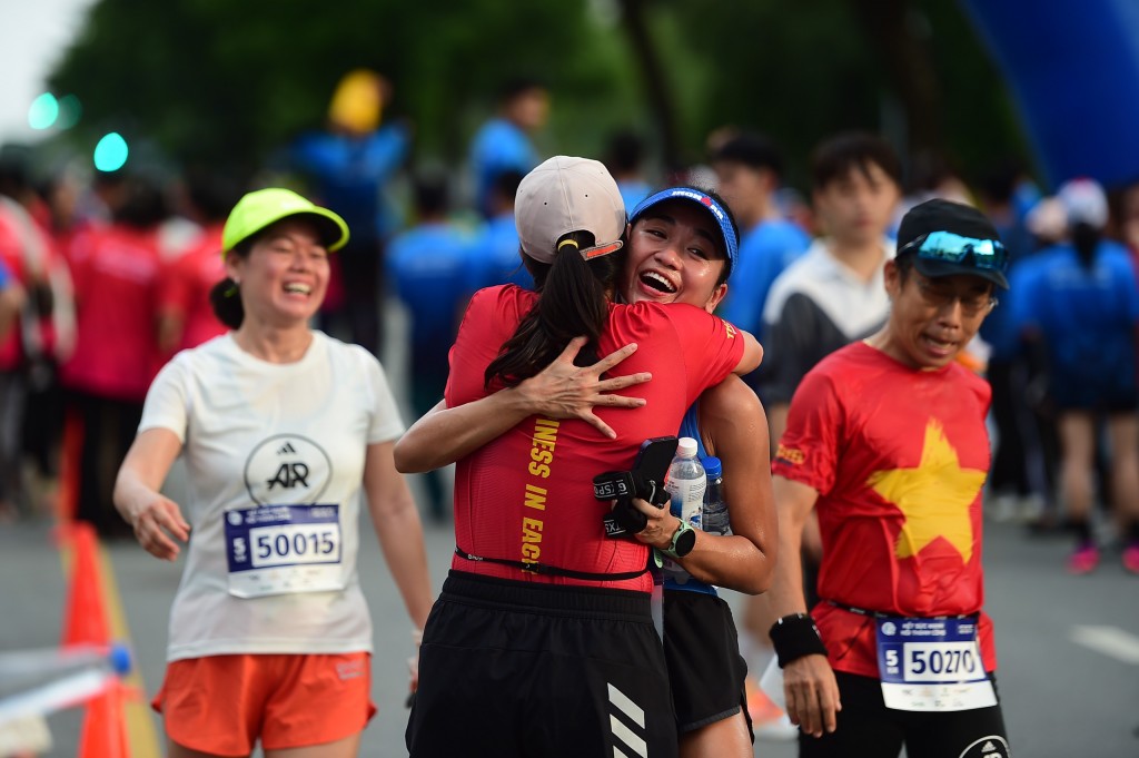 Giải chạy còn là nơi kết nối tình cảm bạn bè, tình anh em, tình đồng nghiệp Giải chạy còn là nơi kết nối tình cảm bạn bè, tình anh em, tình đồng nghiệp