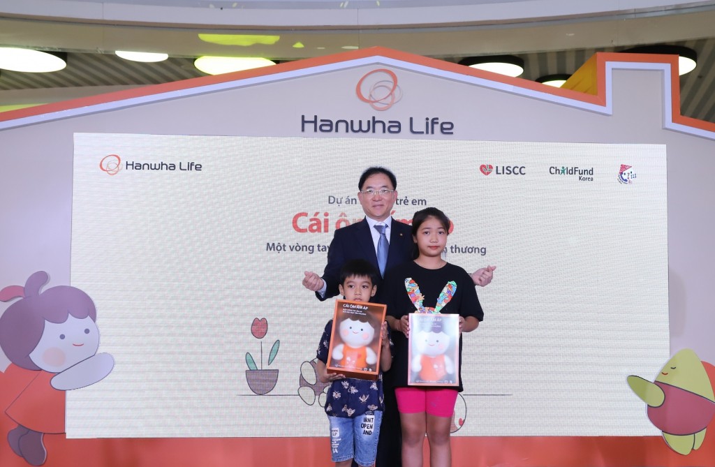 Đại diện của Hanwha Life trao tặng quà cho các em nhỏ tại sự kiện Cái ôm ấm áp