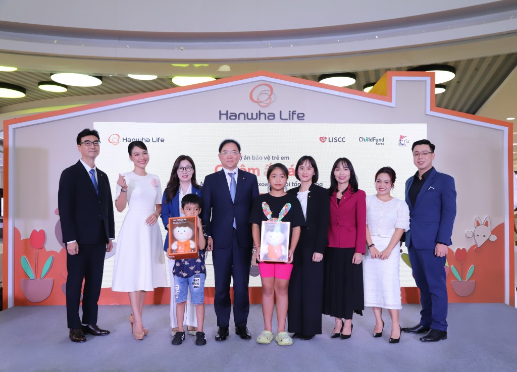 Đại diện của Hanwha Life và Childfund tham dự sự kiện Cái ôm ấm áp