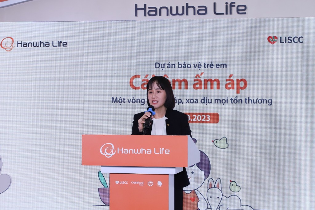 Đại diện Hanwha Life Việt Nam phát biểu tại sự kiện Cái ôm ấm áp