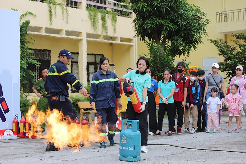 Cảnh sát PCCC hướng dẫn xử dụng bình bọt dập lửa khi xảy ra cháy khí gas trong gia đình
