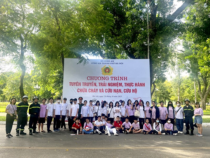Cô, trò lớp 8H - Trường THCS Tân Định (quận Hoàng Mai), chụp ảnh lưu niệm với các chiến sỹ Cảnh sát PCCC và CNCH tại buổi trải nghiệm