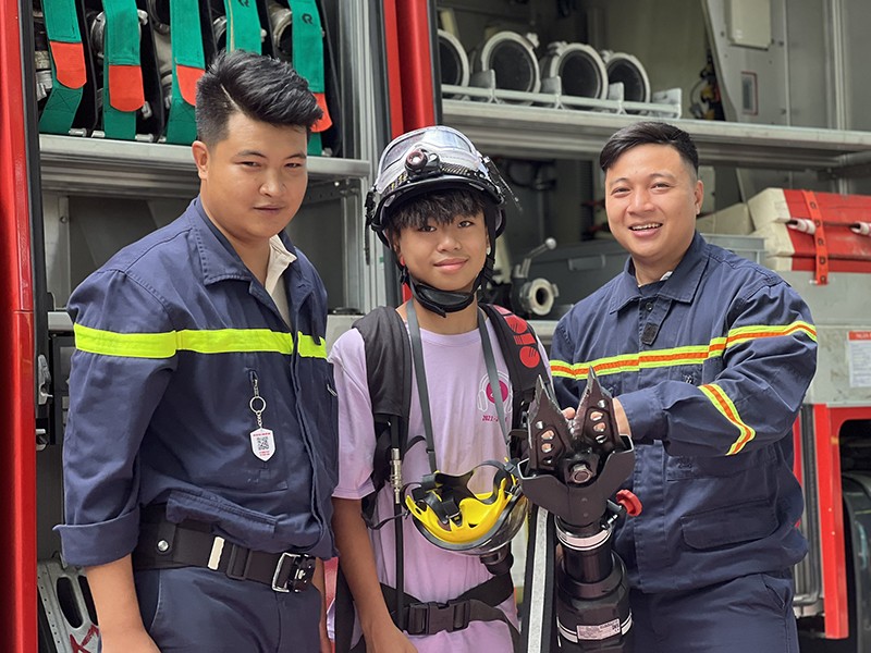 Em Trịnh Xuân An, học sinh lớp 8H - Trường THCS Tân Định thích thú khi được học làm lính cứu hoả