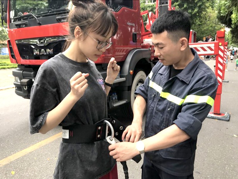 Theo Đại uý Vũ Anh Tuấn - Lái xe thang Đội Cảnh sát PCCC và CNCH quận Ba Đình, một kíp xe thang có 6 người điều khiển để đưa những người mắc kẹt trên tầng cao xuống đất