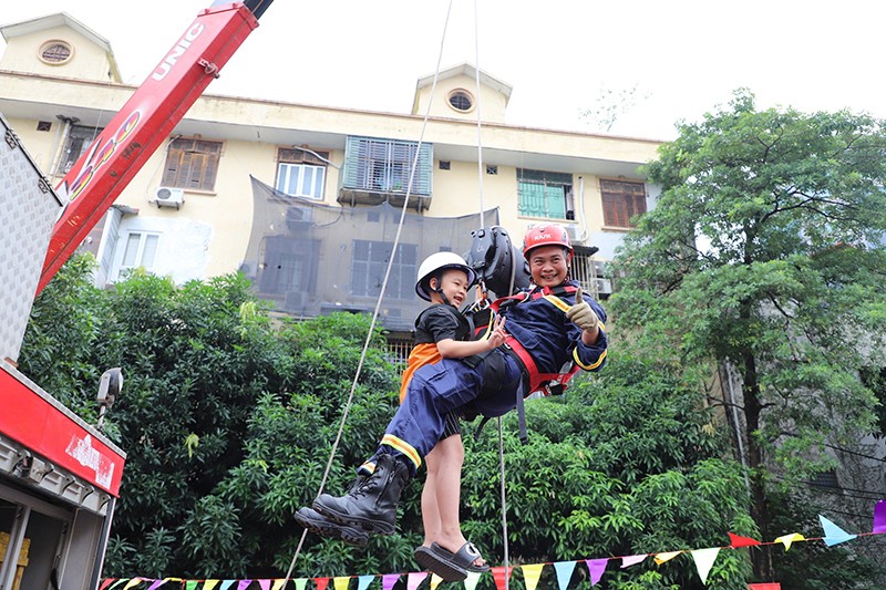 Người dân và học sinh Thủ đô leo xe thang, đu dây trải nghiệm kỹ năng chữa cháy