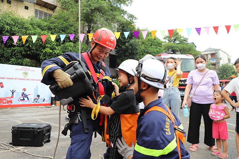 Không sợ độ cao, nhiều học sinh cùng tham gia trải nghiệm thoát nạn từ nhà cao tầng tại Cục Cảnh sát PCCC và CNCH