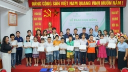 Trao học bổng cho 40 học sinh, sinh viên con em công nhân môi trường