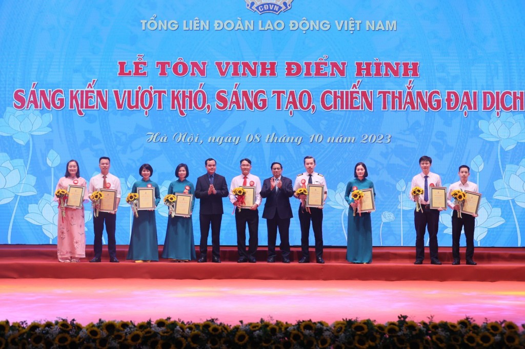 Thủ tướng Chính phủ chúc mừng các tập thể, tác giả, nhóm tác giả xuất sắc tiêu biểu được tôn vinh và cả những tập thể, cá nhân xứng đáng khác, đã góp phần tích cực vào việc thực hiện thắng lợi phong trào thi đua đặc biệt - Ảnh: VGP/Nhật Bắc