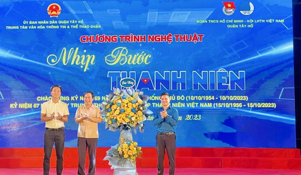 Đồng chí Nguyễn Đức Tiến, UVBCH Trung ương Đoàn, Phó Bí thư Thường trực Thành đoàn, Chủ tịch Hội LHTN Việt Nam thành phố Hà Nội và đồng chí Nguyễn Anh Tuấn, Phó Bí thư Thường trực Quận ủy Tây Hồ tặng hoa chúc mừng tới Đoàn Thanh niên - Hội LHTN q