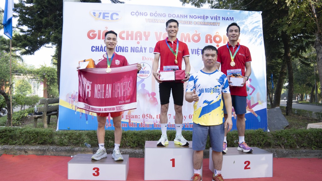 Các vận động viên nam khách mời đoạt giải nhất, nhì, ba