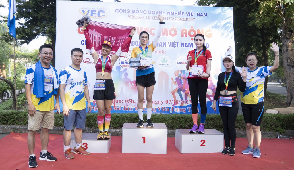 Các vận động viên nữ đoạt giải nhất, nhì, ba