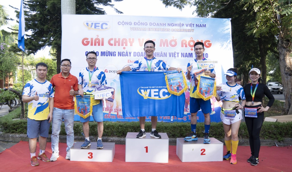Ông Trần Viết Cường, Trưởng ban tổ chức giải chạy Doanh nhân VEC 2023 trao giải nhất, nhì, ba cho các vận động viên nam.
