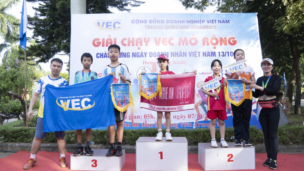 Ban tổ chức trao giải cho các vận động viên nhí