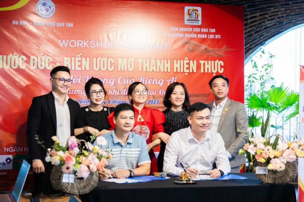 Đại diện Viện nghiên cứu đào tạo bồi dưỡng nguồn nhân lực HTI, Công ty TNHH Đầu tư Giáo dục Việt Nhật, Trung tâm đào tạo ngoại ngữ Duy Tân tại lễ ký kết hợp tác tại Nghệ An