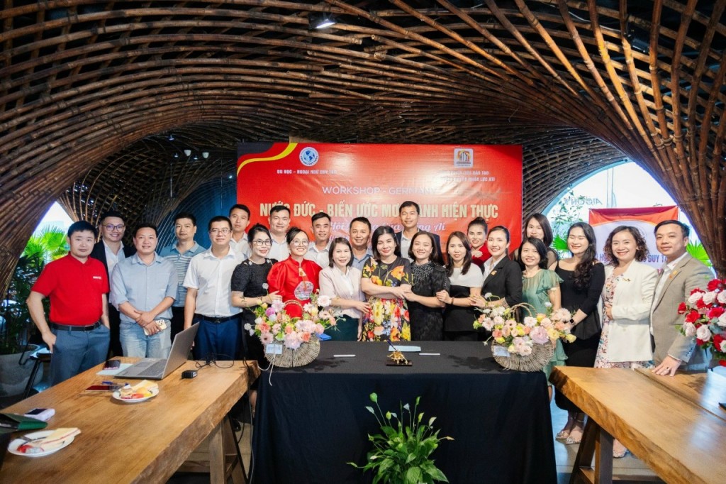 Đại biểu, khách mời cùng chụp ảnh lưu niệm về sự kiện tại tầng 7, tòa nhà 7 tầng đường Quang Trung, TP Vinh, Nghệ An.