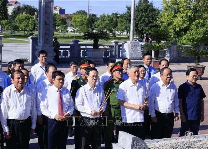 Chủ tịch nước Võ Văn Thưởng dâng hương tại Di tích quốc gia đặc biệt Địa điểm chiến thắng Xương Giang. Ảnh: Thống Nhất/TTXVN