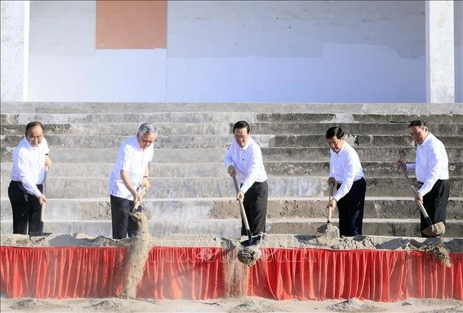  6 / 6  Chủ tịch nước Võ Văn Thưởng và các đại biểu thực hiện nghi lễ khởi công Dự án tu bổ, tôn tạo Di tích lịch sử quốc gia khán đài B sân vận động Bắc Giang. Ảnh: Thống Nhất/TTXVN