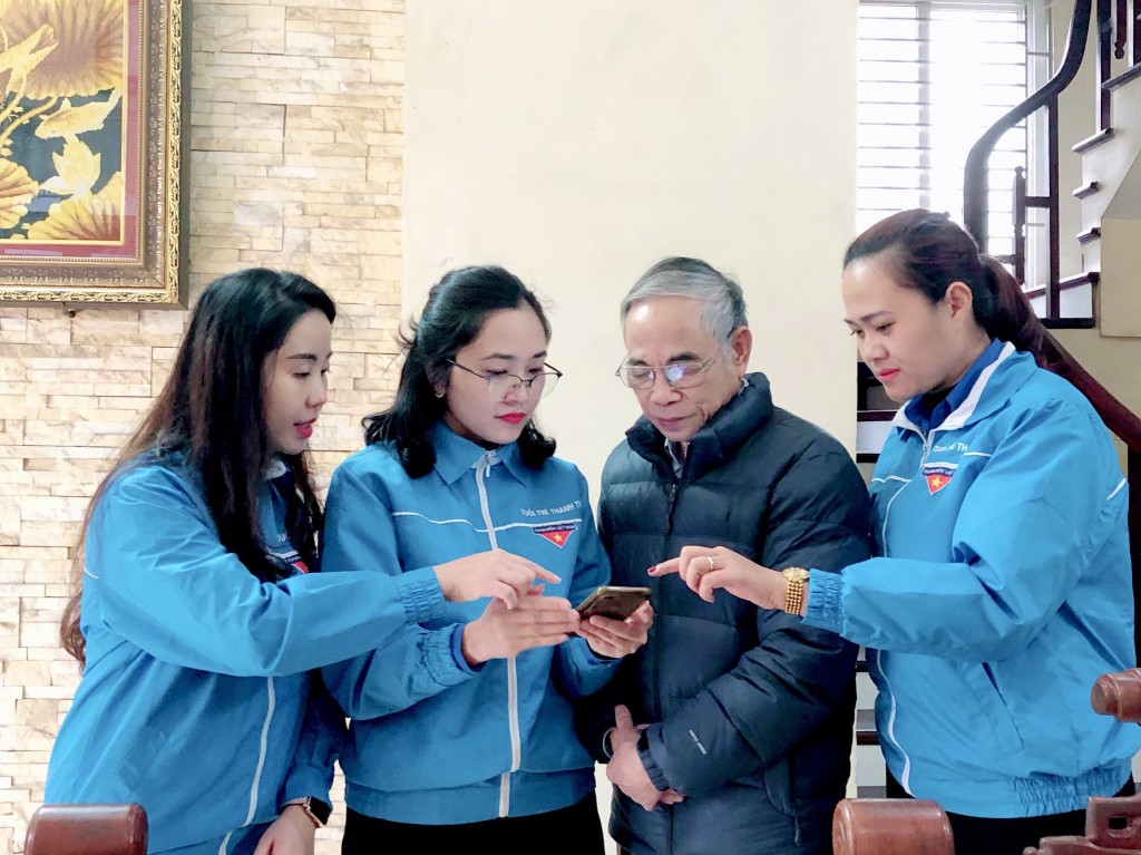 Thanh niên huyện Thanh trì hướng dẫn đảng viên cao tuổi sử dụng Sổ tay đảng viên điện tử