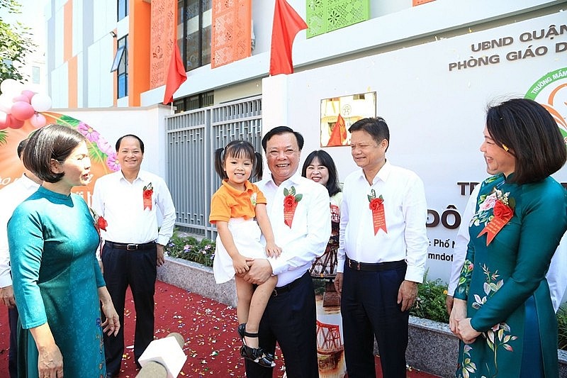 Bí thư Thành ủy Hà Nội Đinh Tiến Dũng với học sinh Trường Mầm non đô thị Sài Đồng, quận Long Biên