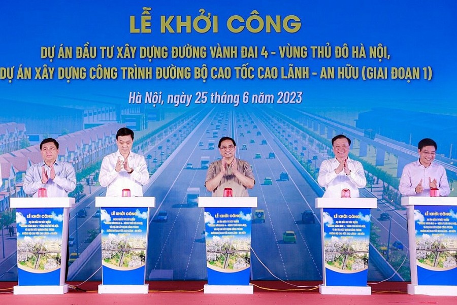 Thủ tướng Phạm Minh Chính và các đại biểu thực hiện nghi thức khởi công Dự án xây dựng đường Vành đai 4 - Vùng Thủ đô Hà Nội tại điểm cầu huyện Hoài Đức, TP. Hà Nội . 
