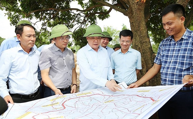 Bí thư Thành ủy Hà Nội Đinh Tiến Dũng khảo sát vị trí khởi công Dự án đầu tư xây dựng đường Vành đai 4 - Vùng Thủ đô Hà Nội tại huyện Hoài Đức.