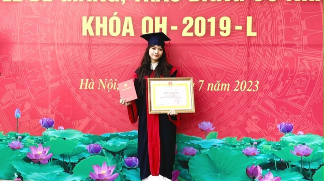 Tống Thị Phương trong lễ tốt nghiệp