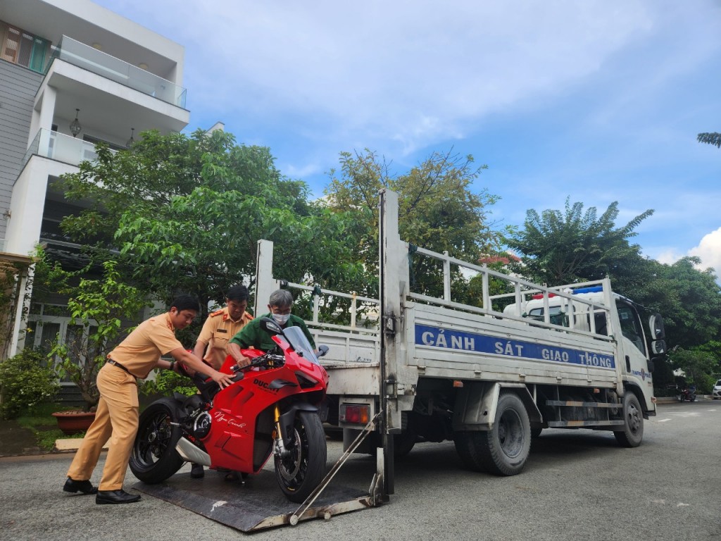 Công an tạm giữ phương tiện của Ngọc Trinh