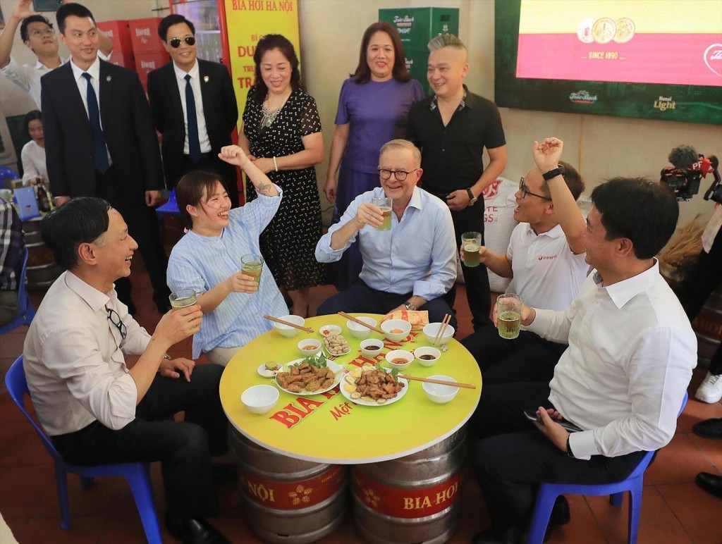 Thủ tướng Australia Anthony Albanese dành lời khen ẩm thực Hà Nội (Ảnh: TTXVN)