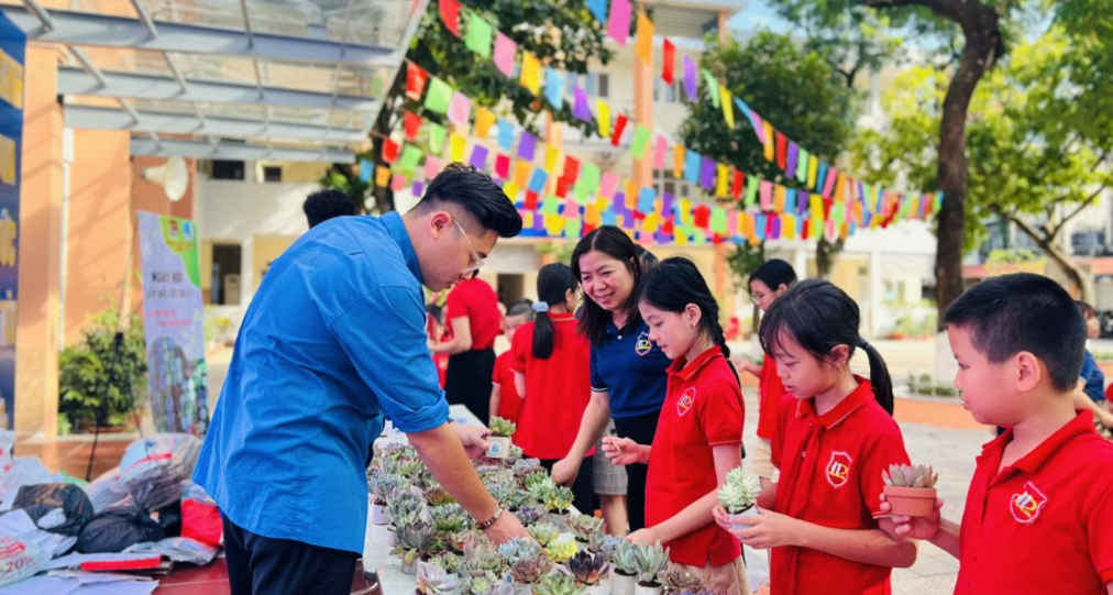 Học sinh tiểu học nô nức trẩy hội “Đổi giấy lấy cây”