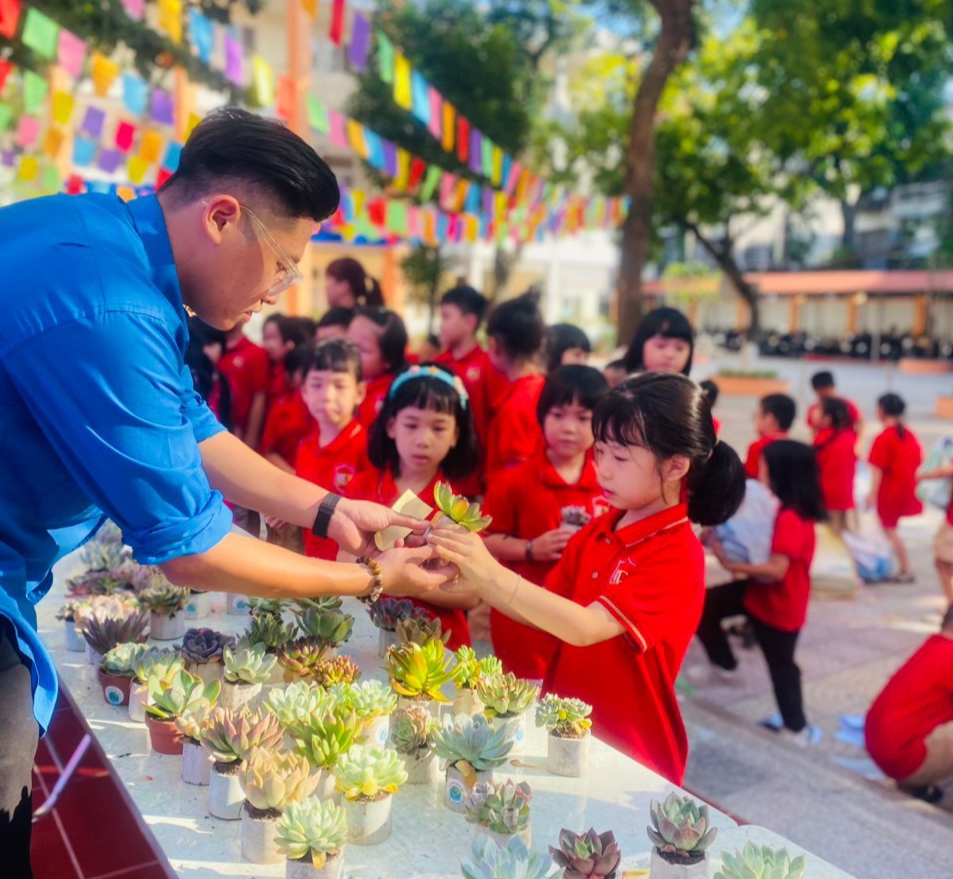 Học sinh tiểu học nô nức trẩy hội “Đổi giấy lấy cây”