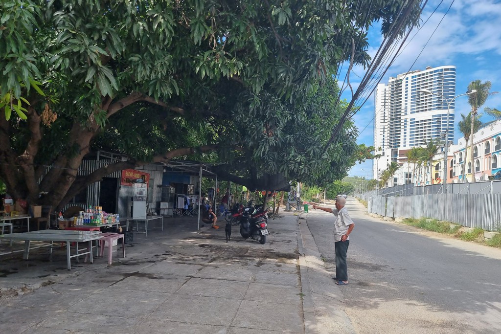 Ông Tiến với nhà đất mặt tiền đường Trần Phú B, đối diện tòa nhà 30 tầng, trước cưỡng chế