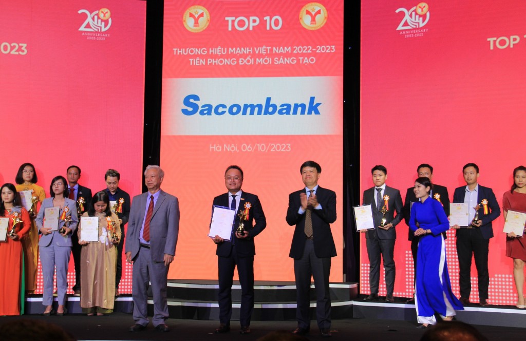Ông Trần Anh Việt - Giám đốc Sacombank Khu vực TP. Hà Nội nhận giải thưởng “Thương hiệu mạnh”