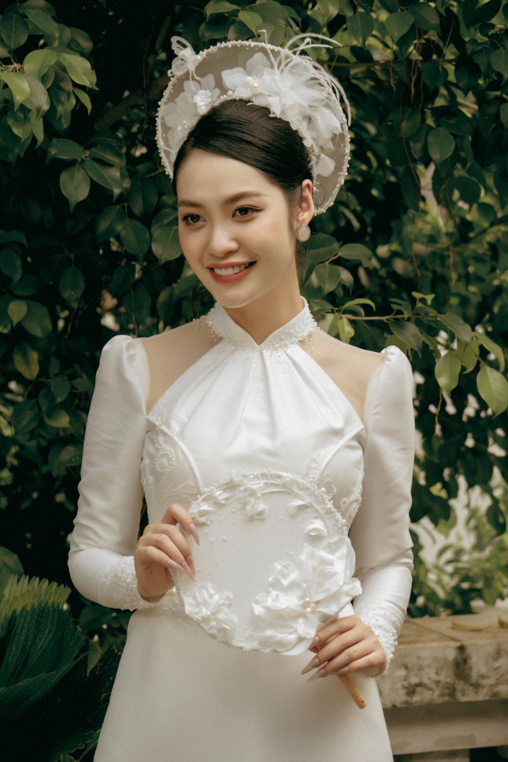 Hoa hậu Nông Thúy Hằng bất ngờ diện váy cưới
