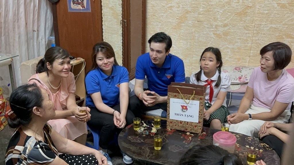 Phó Bí thư Thành đoàn, Chủ tịch Hội đồng Đội thành phố Hà Nội Đào Đức Việt thăm, tặng quà gia đình chính sách