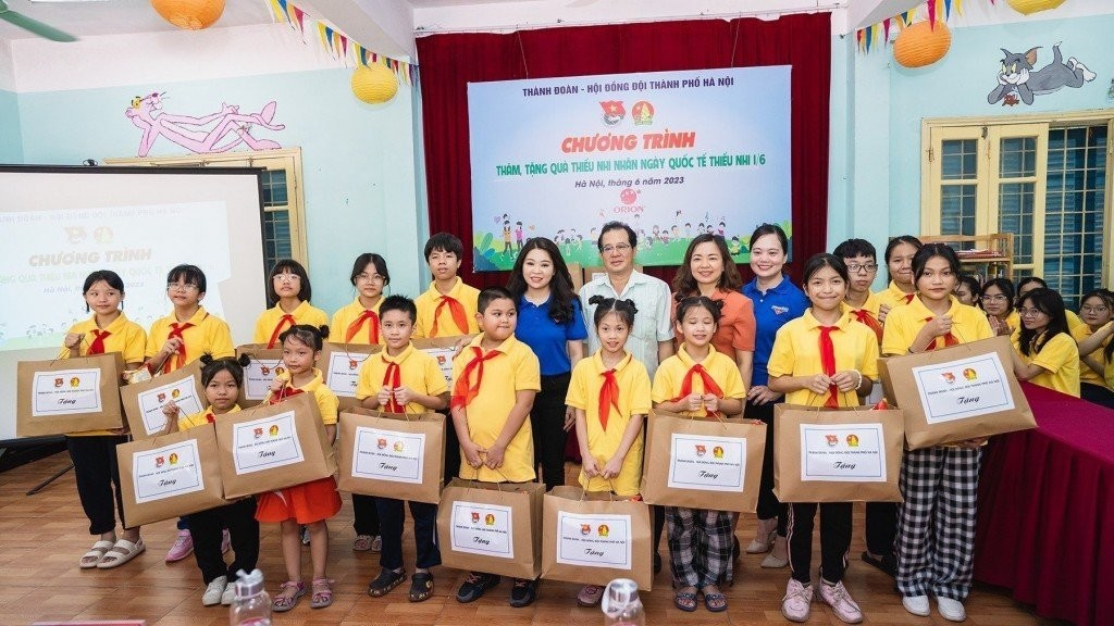 Ủy viên Ban Thường vụ Trung ương Đoàn, Thành ủy viên, Bí thư Thành đoàn Hà Nội Chu Hồng Minh tặng quà các em thiếu nhi