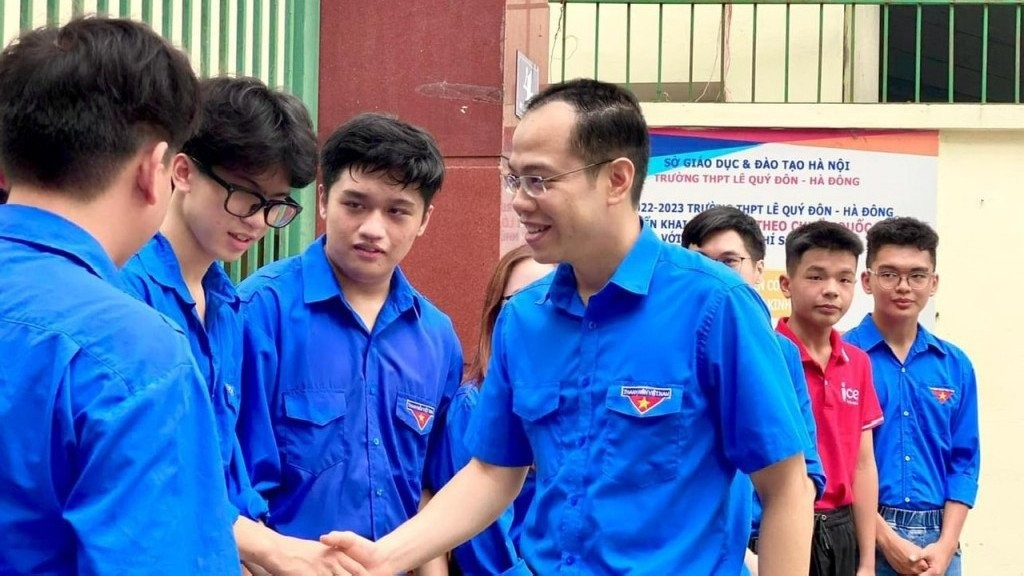Ủy viên Ban chấp hành Trung ương Đoàn, Phó Bí thư Thành đoàn, Chủ tịch Hội Sinh viên thành phố Hà Nội Nguyễn Tiến Hưng động viên thanh niên tình nguyện Tiếp sức mùa thi