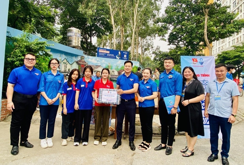 Phó Bí thư Thành đoàn Trần Quang Hưng tặng quà động viên các đội hình Tiếp sức mùa thi