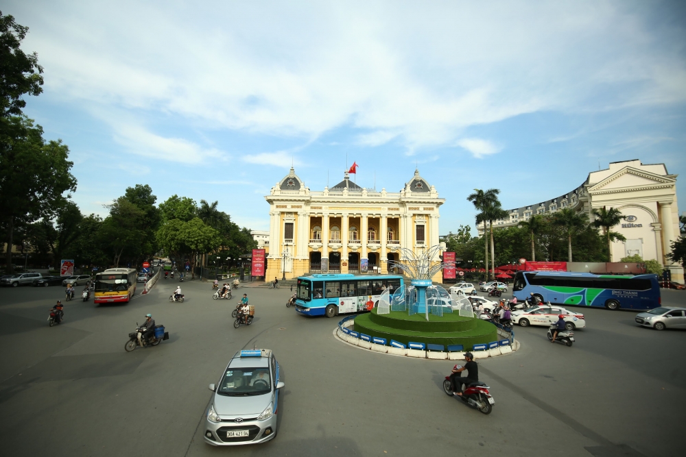 Chiếc xe buýt hai tầng thường được xuất phát từ Nhà Hát lớn. Nhà hát Lớn Hà Nội là một công trình kiến trúc được người Pháp khởi công xây dựng năm 1901 và hoàn thành năm 1911. Đây là nơi phục vụ biểu diễn nghệ thuật, tọa lạc trên quảng trường Cách mạng tháng Tám.